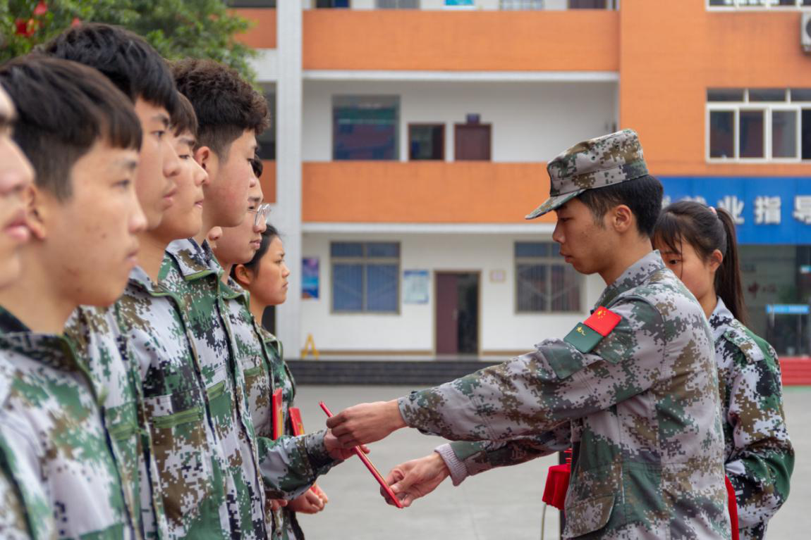 新華“三教三訓(xùn)”之軍訓(xùn)|揮灑汗水書(shū)寫(xiě)迷彩青春！